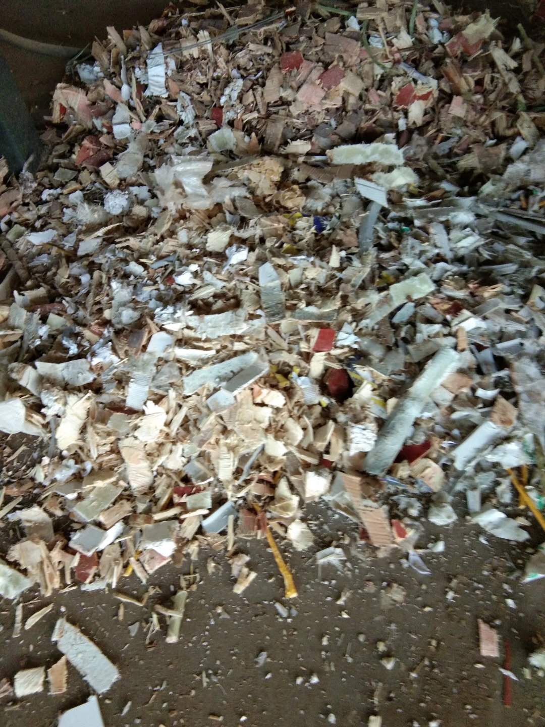 玻璃鋼纖維粉碎機破碎處理后的玻璃鋼板材效果 玻璃鋼纖維粉碎機破碎處理后的玻璃鋼板材效果